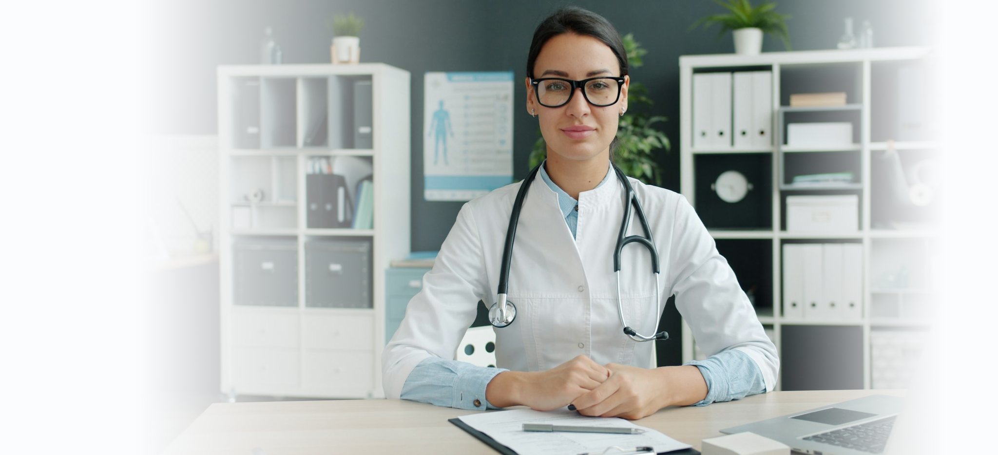 Profesional de salud en un consultorio